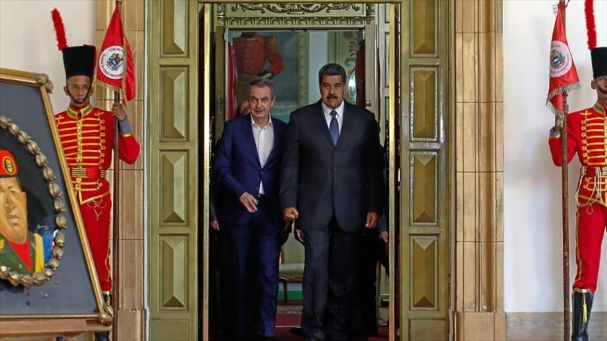 El presidente de Venezuela, Nicolás Maduro, y el exmandatario español José Luis Rodríguez Zapatero (izq.) en Caracas.