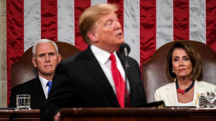 La líder demócrata de EE.UU., Nancy Pelosi, observa al presidente Donald Trump, Washington, 5 de febrero de 2019. (Foto: AFP)