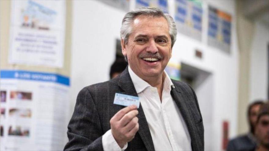 El aspirante peronista de la fórmula kirchnerista Frente de Todos, Alberto Fernández, a las presidenciales de Argentina sonríe ante la prensa en un acto público.