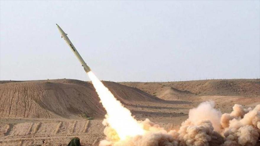 Un misil lanzado desde Yemen contra un objetivo militar saudí.
