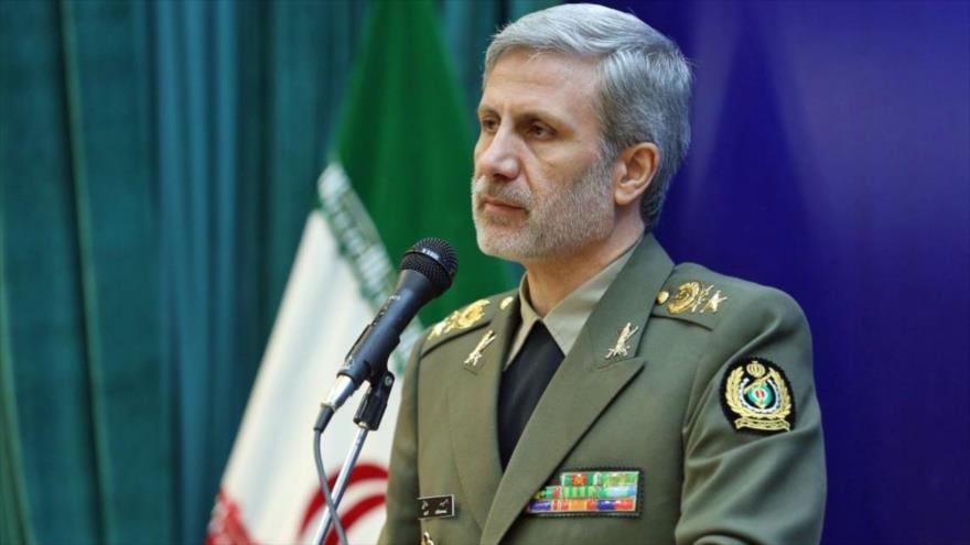 El ministro de Defensa de Irán, el general de brigada Amir Hatami, habla en una acto público en Teherán, la capital persa.
