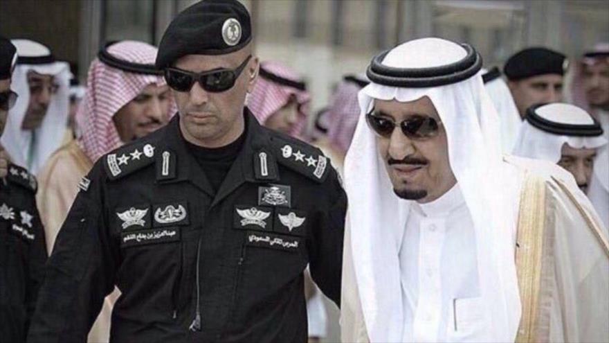 El rey saudí, Salman bin Abdulaziz Al Saud (dcha.), y su guardaespaldas personal el general Abdulaziz Bidah al-Faqam.