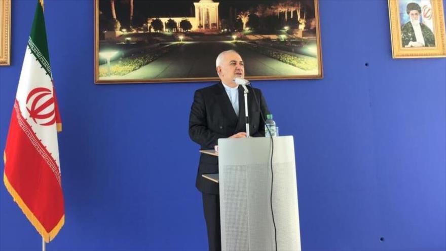 El canciller iraní, Mohamad Yavad Zarif, habla con residentes iraníes en Fráncfort (Alemania), 28 de septiembre de 2019.