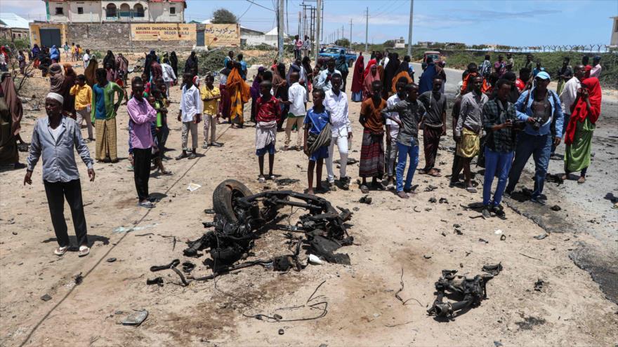 Pobladores reunidos tras atentado contra un convoy de la UE, Mogadiscio, capital de Somalia, 30 de septiembre de 2019. (Foto: AFP)