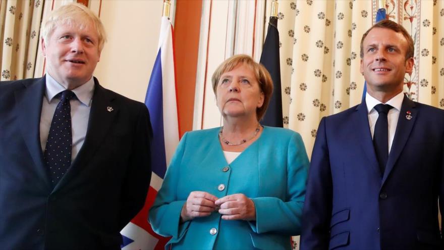 El premier británico, Boris Johnson, la canciller alemana, Angela Merkel, y el presidente francés, Emmanuel Macron, en Biarritz, 24 de agosto de 2019.