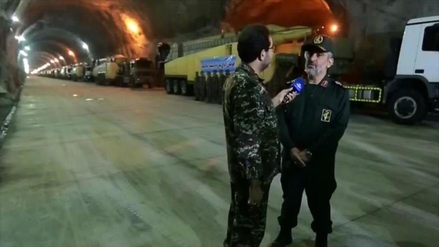 El comandante de la División Aeroespacial del CGRI de Irán, el general de brigada Amir Ali Hayizade (dcha.), en una ciudad subterránea de misiles.
