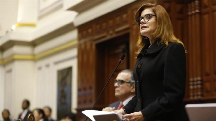 La vicepresidenta de Perú, Mercedes Aráoz, durante su discurso de juramentación como presidenta interina, 30 de septiembre de 2019.