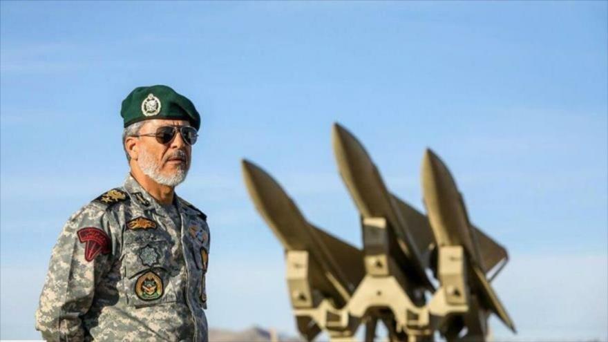 El coordinador adjunto del Ejército iraní, el contralmirante Habibolá Sayari, junto a una batería de un sistema antimisiles de Irán.