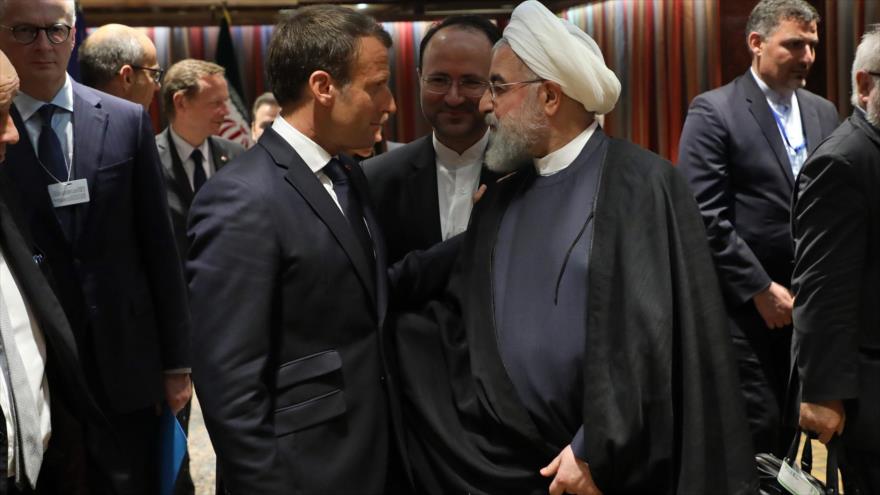 El presidente iraní, Hasan Rohani (dcha.), y su par francés, Emmanuel Macron, tras una reunión en Nueva York, 23 de septiembre de 2019. (Foto: AFP)