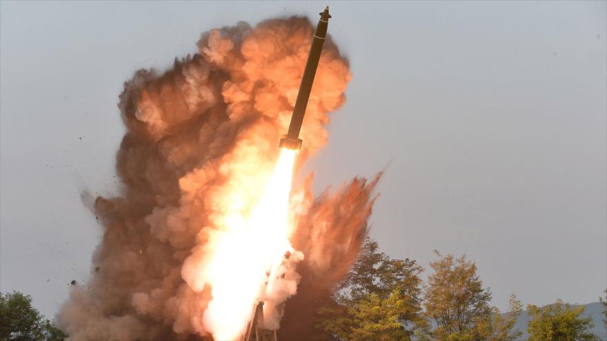 Disparo de prueba de un lanzacohetes múltiple en un lugar no revelado en Corea del Norte, 10 de septiembre de 2019. (Foto: AFP)