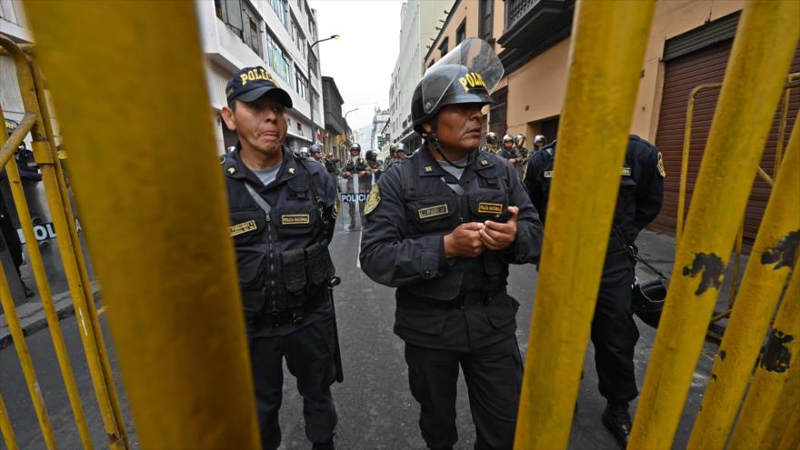 Policía bloquea una calle que conduce al edificio del Congreso en Lima, 1 de octubre de 2019. (Foto:AFP)