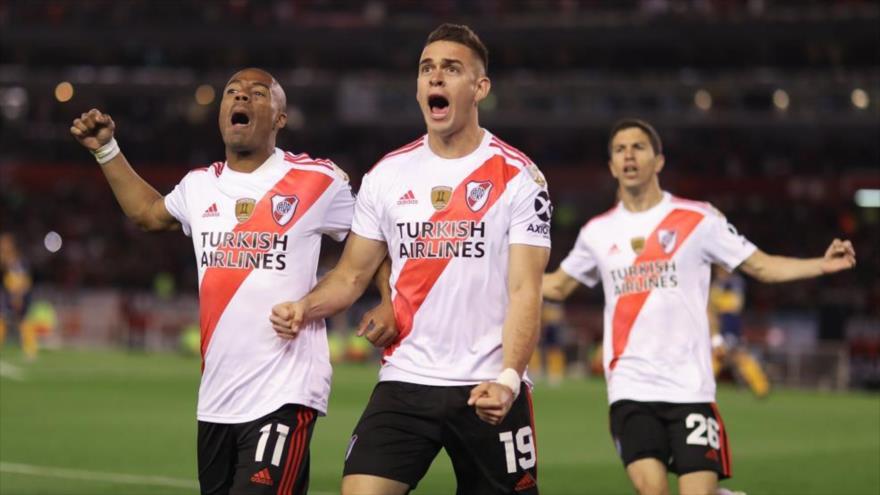 Rafael Santos Borre (c) de River Plate celebra su gol de penalti frente a Boca Juniors (Foto: EFE)