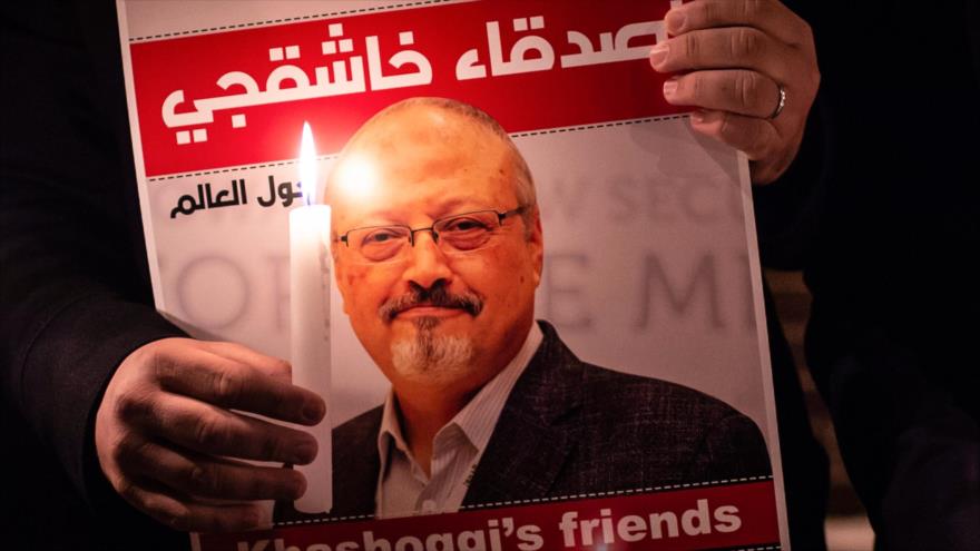 Un manifestante porta un cartel en el que se denuncia el asesinato del periodista saudí Jamal Khashoggi, Estambul, Turquía, 25 de octubre de 2018.