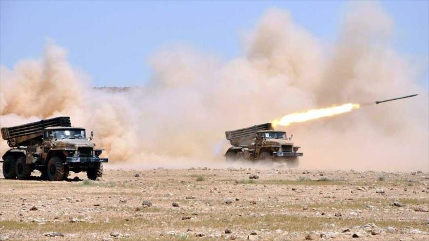 Unidades de artillería del Ejército sirio disparan durante una operación militar.