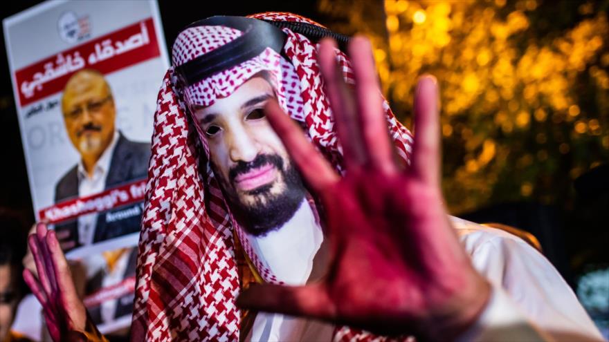 Un manifestante vestido como el príncipe heredero saudí protesta en Washington por el asesinato de Jamal Khashoggi, 25 de octubre de 2018. (Foto: AFP)