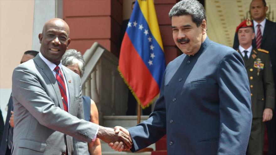 El presidente de Venezuela, Nicolás Maduro (dcha.) le da la mano al responsable de asuntos de seguridad en la Comunidad del Caribe (Caricom), Keith Rowley.