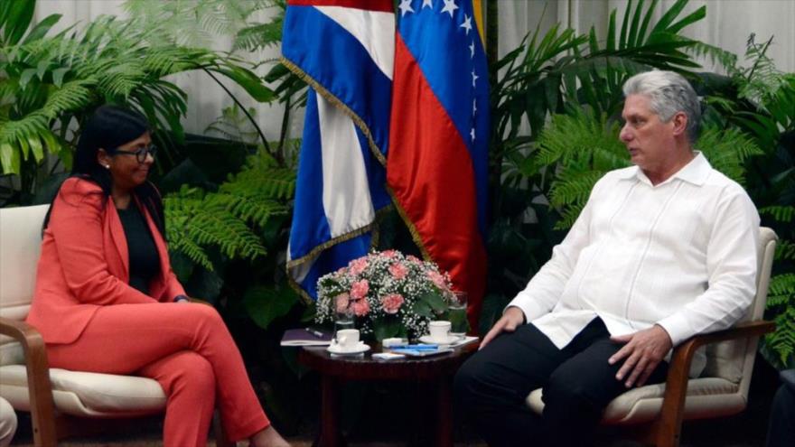 El presidente cubano, Miguel Díaz-Canel, y la vicepresidenta Ejecutiva de Venezuela, Delcy Rodríguez, se reúnen en La Habana, 2 de octubre de 2019.