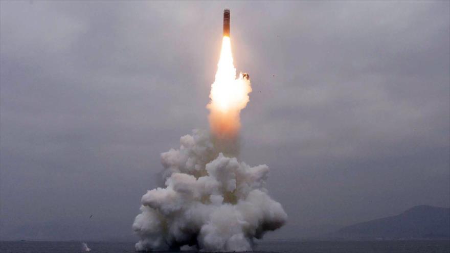 El momento del lanzamiento de un Pukguksong-3, un nuevo tipo de misil, por Corea del Norte, 2 de octubre de 2019. (Foto: KCNA)