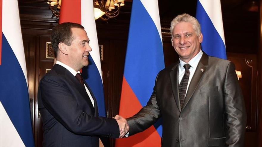 El primer ministro ruso, Dmitri Medvedev (drcha.), da la mano al presidente de Cuba, Miguel Díaz-Canel, en una reunión en Moscú.