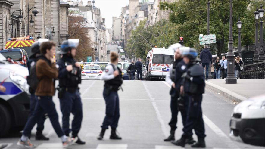 Ataque con cuchillo deja cuatro policías muertos en París | HISPANTV