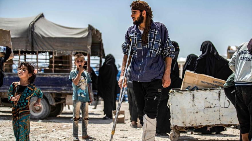 Un presunto miembro de EIIL (Daesh, en árabe) en campamento de Al-Hol, situado en el noreste de Siria, 22 de julio de 2019. (Foto: AFP)