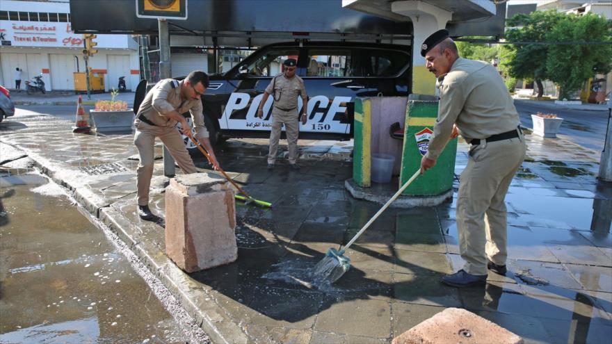 Las fuerzas de seguridad iraquíes limpian una calle en Bagdad (la capital iraquí), 5 de octubre de 2019. (Foto: AFP)