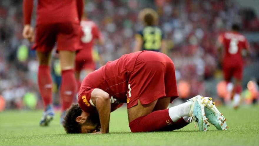 Muhamad Salah se posterna después de anotar para el Liverpool.