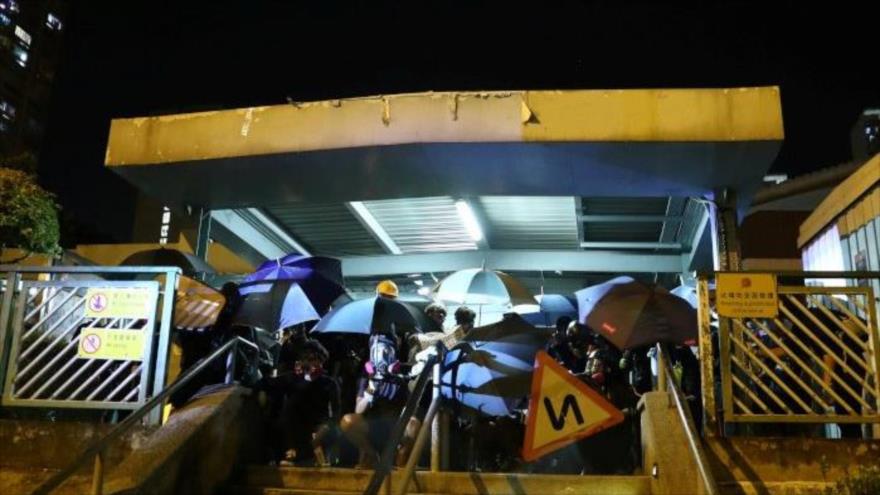 Manifestantes toman una estación de metro en el distrito de Wong Tai Sin, Hong Kong, 4 de octubre de 2019. 