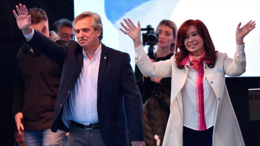 La fórmula integrada por el peronista Alberto Fernández y la expresidenta Cristina Fernández de Kirchner en un mitin político.