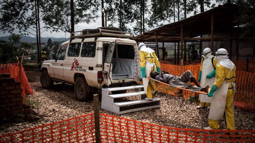 Operarios transportan a un infectado con ébola en la República Democrática del Congo (RDC), 4 de noviembre de 2018. (Foto: AFP)
