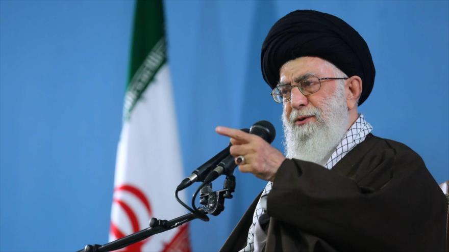 El Líder de la Revolución Islámica de Irán, el ayatolá Seyed Ali Jamenei, habla en una reunión en Teherán, la capital persa.