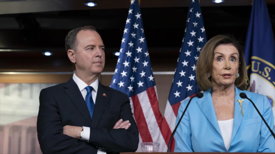 La presidenta de la Cámara de Representantes de EE.UU., Nancy Pelosi y el presidente de la Comisión de Inteligencia del mismo órgano, Adam Schiff.