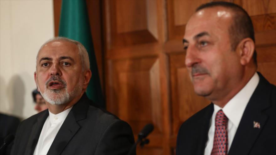 El canciller iraní, Mohamad Yavad Zarif (izqda.), y su par turco, Mevlut Cavusoglu, en Ankara, 17 de abril de 2019. (Foto: AFP)