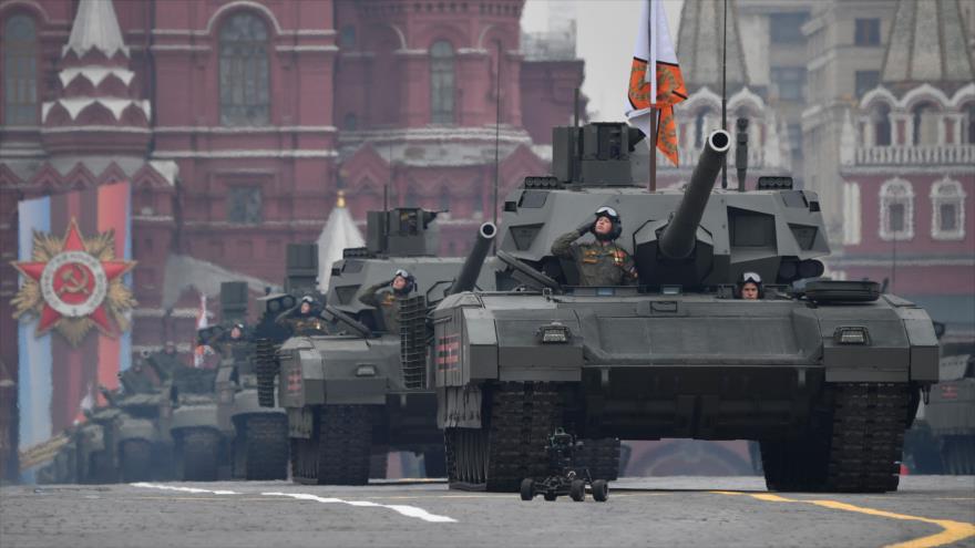Tanques rusos T-72 B3 durante el desfile militar del Día de la Victoria en la Plaza Roja, Moscú, 9 de mayo de 2019. (Foto: AFP)