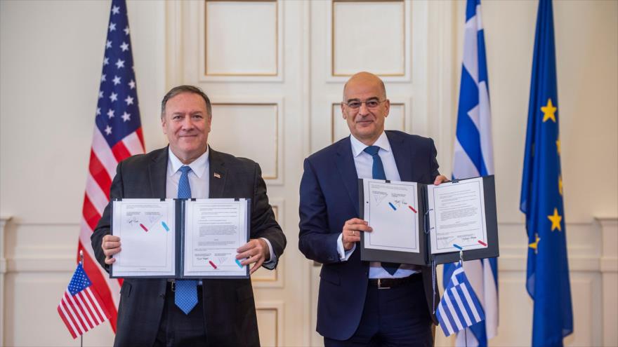 El secretario de Estado de EE.UU., Mike Pompeo (izq.), y el ministro de Exteriores griego, Nikos Dendias, Atenas, 5 de octubre de 2019. (Foto: AFP)