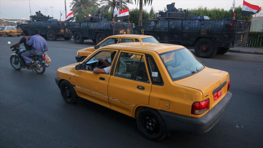 Autos circulan con normalidad en una calle de la Ciudad Sadr, Bagdad, 7 de octubre de 2019. (Foto: AFP)