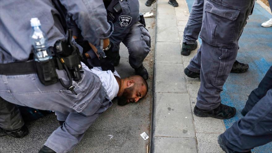 Las fuerzas de seguridad israelíes detienen a un activista palestino en Al-Quds (Jerusalén), 1 de octubre de 2019. (Foto: AFP)