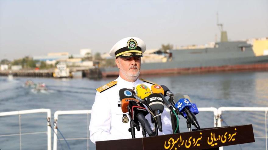 El comandante de la Fuerza Naval del Ejército de Irán, el almirante Hosein Janzadi, habla en una ceremonia oficial en las costas sureñas del país persa.
