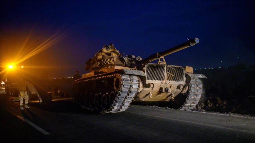 Un tanque del Ejército turco desplegado en la ciudad de Akcakale, en la frontera con la ciudad siria de Tal Abyad, 8 de octubre de 2019. (Foto: AFP)