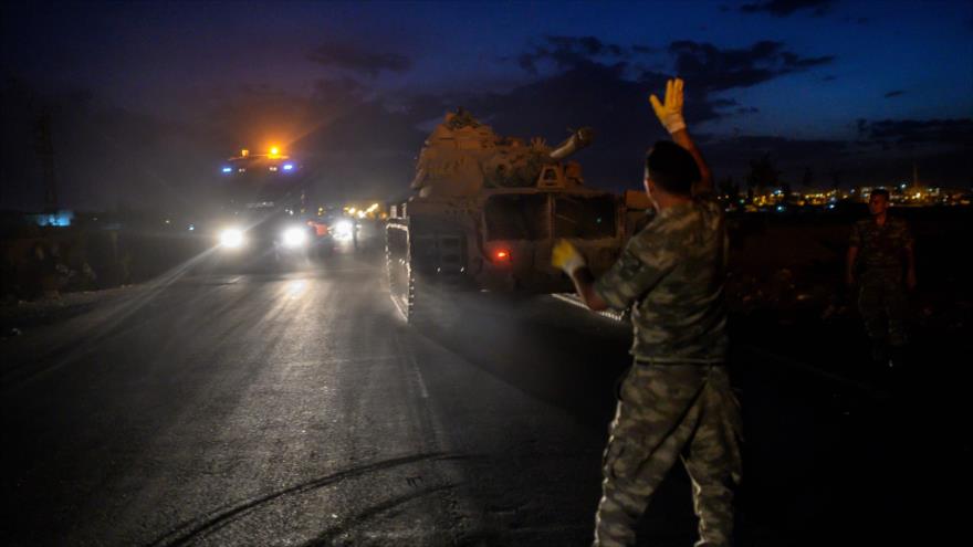 Tanques y soldados del Ejército turco desplegados en Akcakale, en la frontera con la ciudad siria de Tal Abyad, 8 de octubre de 2019. (Foto: AFP)
