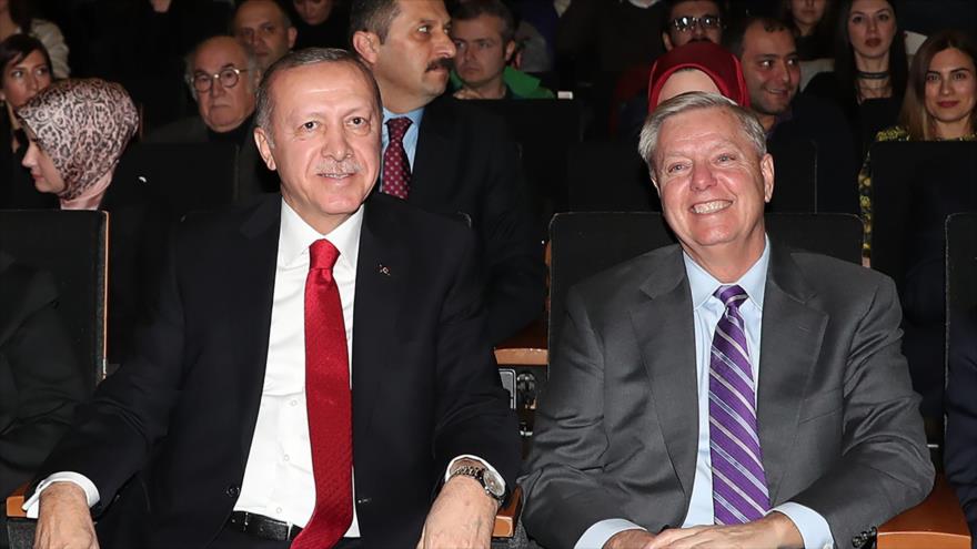 El presidente turco, Recep Tayyip Erdogan (izq.), y el senador estadounidense Lindsey Graham en Ankara (capital de Turquía), 8 de enero de 2019. (Foto: AFP)