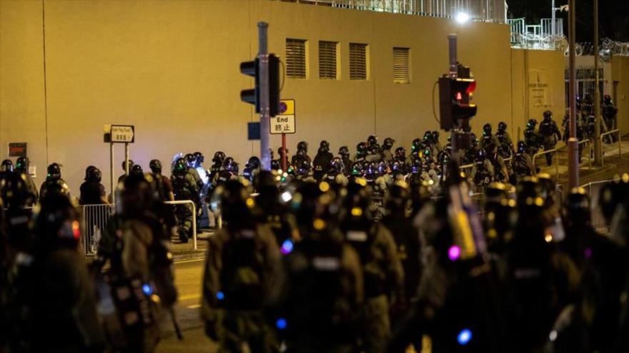 Los agentes policías desplegados durante una protesta en una localidad de Hong Kong.