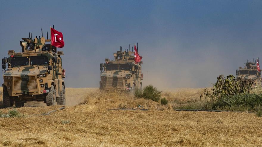 Vehículos militares de Turquía en la ciudad siria de Tal Abyad, 4 de octubre de 2019. (Foto: AFP).