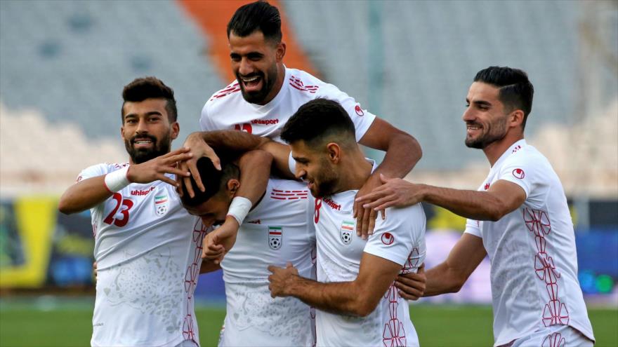 Los futbolistas iraníes celebran después de marcar un gol a Camboya en el estadio Azadi, 10 de octubre de 2019. (Foto: AFP)