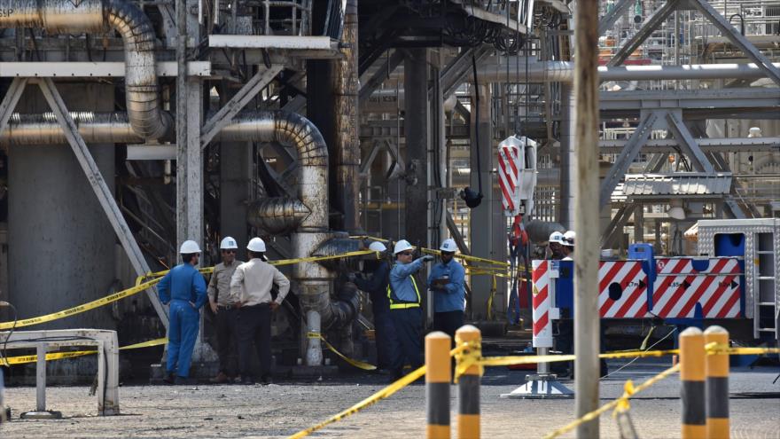 Empleados de la compañía petrolera saudí Aramco trabajan en la planta de procesamiento de petróleo Abqaiq, 20 de septiembre de 2019. (Foto: AFP)