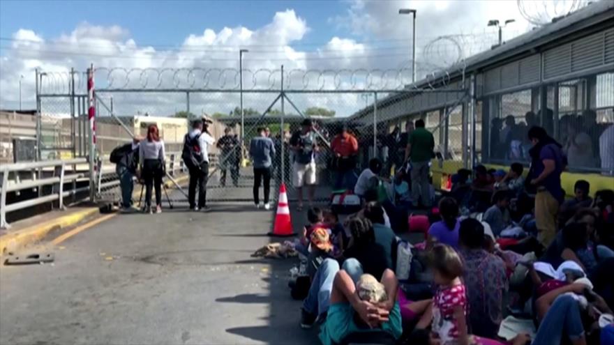 Migrantes bloquean un puente que conecta México y EEUU
