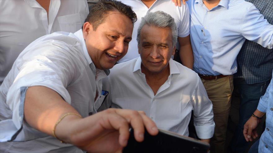 El presidente de Ecuador (dcha.) posa para una selfie con un partidario en Guayaquil, Ecuador, 8 de octubre de 2019 (Foto: AFP)