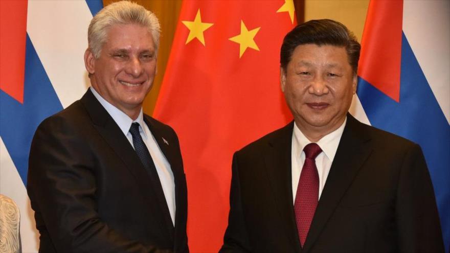 El presidente de China, Xi Jinping (drcha.), recibe a su par cubano, Miguel Díaz-Canel, en Pekín, 8 de noviembre de 2018. 