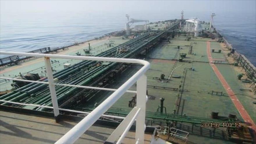 Una de las primeras imágenes publicadas del petrolero iraní SABITI tras sufrir explosiones debido a ataques misilísticos en el mar Rojo, 11 de octubre de 2019.