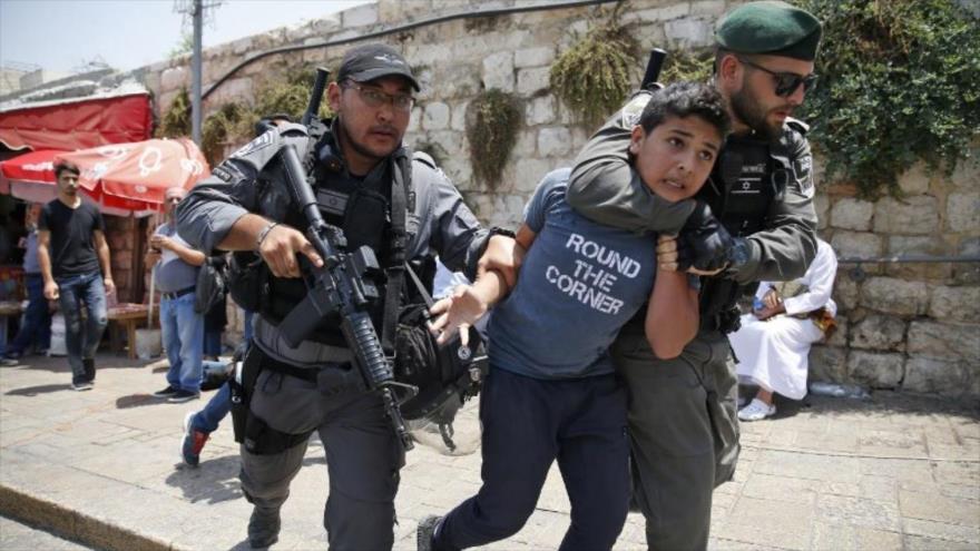 La fuerzas israelíes detienen a un niño palestino en la Cisjordania ocupada.